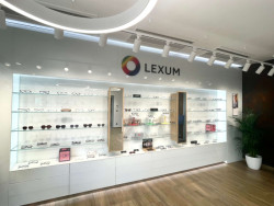 Architekt Igor Maťha navrhl moderní výstavní systém, který kombinuje sklo, dřevo a LED osvětlení. (Optika CORNEA LEXUM v Brně)