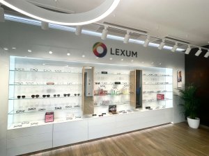 Architekt Igor Maťha navrhl moderní výstavní systém, který kombinuje sklo, dřevo a LED osvětlení. (Optika CORNEA LEXUM v Brně)