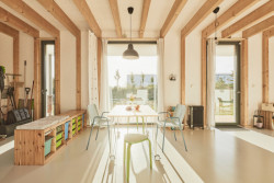 Dřevěná konstrukce dodává inteiréru vlídnost. (Chytrý dům v Dobříši, 0,5 Studio)