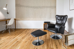 V patře domu byly původně dětské pokoje, nyní jsou zde nové prostory pro setkávání .... (Rekonstrukce domu na Břevnově; Mimosa architekti)