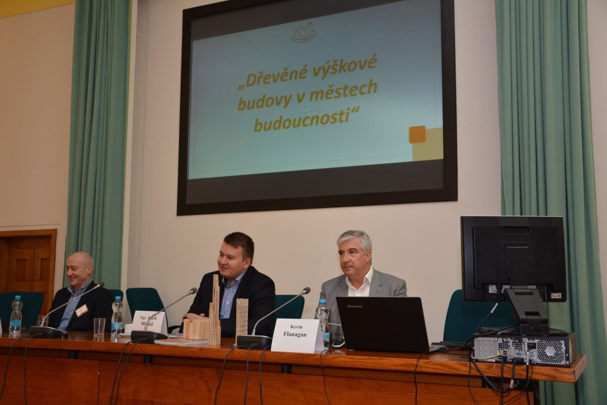 Kevin Flanagan na přednášce o dřevěných výškových budovách na MZe