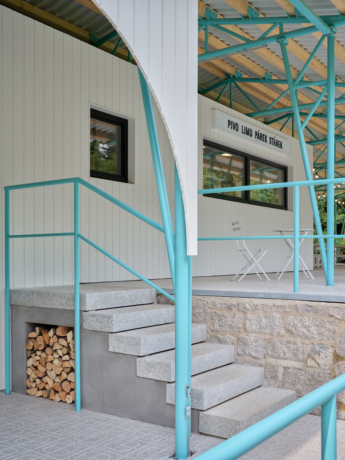 Střecha je plechová a nese ji ocelová příhradová konstrukce. (Zázemí Lesního koupaliště, Mjölk architekti, Marie Vondráková)