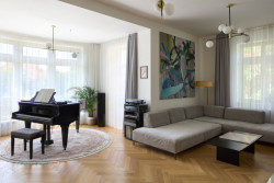 Pohled do hlavního obytného prostoru (Rekonstrukce vily na Vinohradech; Atelier Hajný)