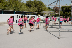 Všichni účastníci a účastnice dostali růžové pracovní vesty. 