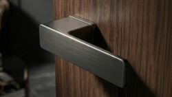 Minimalistické kliky od MP KOVÁNÍ. Zamykají se bez klíču, pomocí tlačítka.