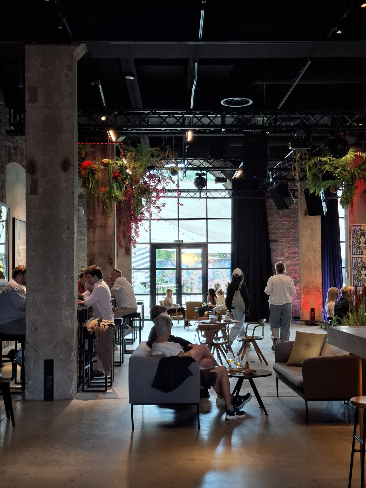 Fotografiska je také výrazným gastronomickým místem. V přízemí se nachází kavárna s pekárnou, dále je zde restaurace s michelinskou hvězdou a rooftop bar s výhledem na Tallinn.