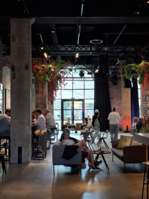 Fotografiska je také výrazným gastronomickým místem. V přízemí se nachází kavárna s pekárnou, dále je zde restaurace s michelinskou hvězdou a rooftop bar s výhledem na Tallinn.