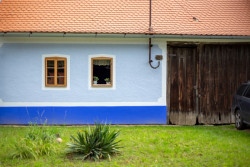 Rekonstrukce domu z nepálených cihel v Hrubé Vrbce. Vápenná fasáda k domu neodlučitelně patří.