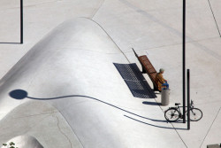 Svým tvarem kopíruje terén a vytváří dojem kopcovité městské krajiny.