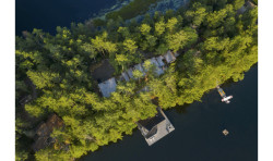 Rekreační objekt Rammed Earth Cottage v kanadské provincii Ontario