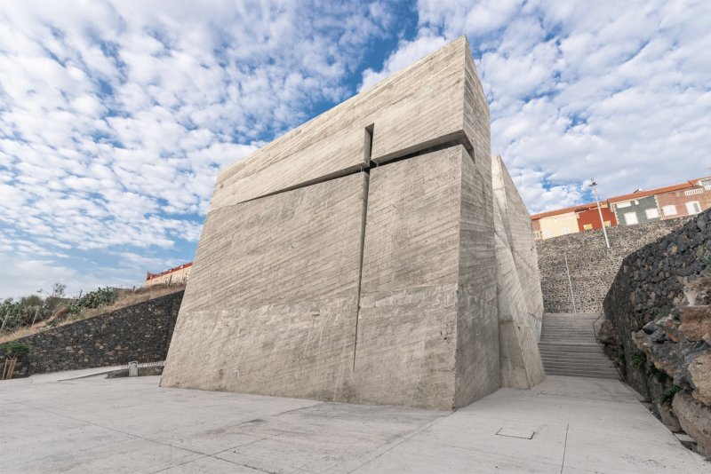 Menis Arquitectos postavili kostel svatého Spasitele ve městě La Laguna na Tenerife
