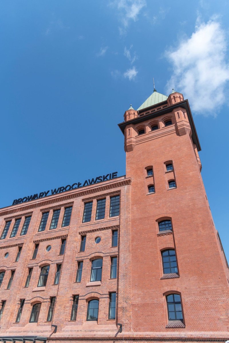 „Klíčové je veřejné prostranství, které vzniklo mezi objekty v areálu,“ říkají architekti ze studia SRDK.  (SRDK Studio, Vratislavské pivovary)