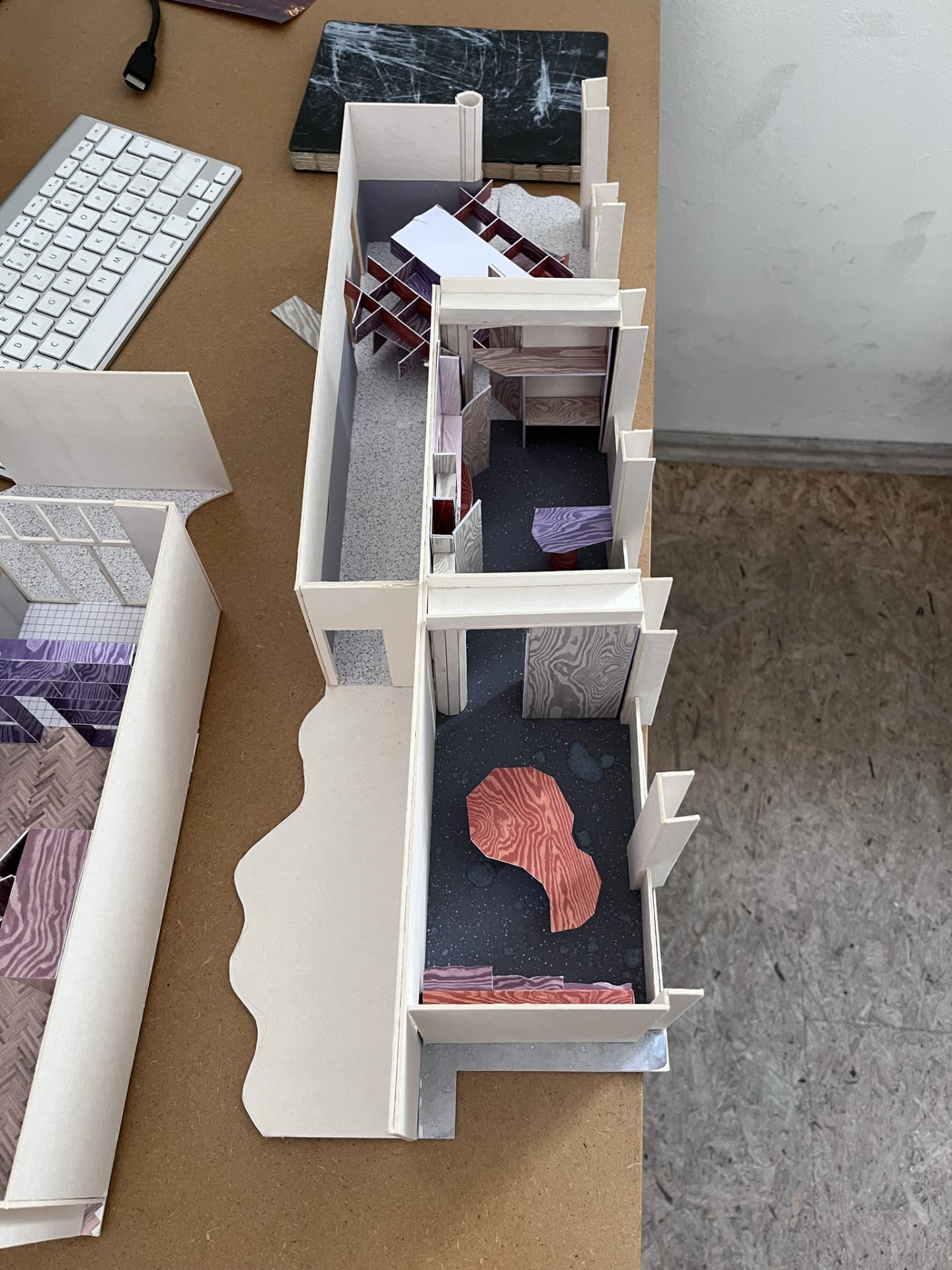 Z modelů jde cítit hravost, kreativita a umělecké zpracování. Modely prezentují většinu prací v kolektivu sustektecl, Terezy B. a Savky M.