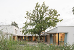 Hlavní chloubou domu je atrium/dvůr, do kterého směřuje většina oken z obytných místností. (Rodinný dům v Záhorských sadech, ČECHVALA ARCHITECTS)