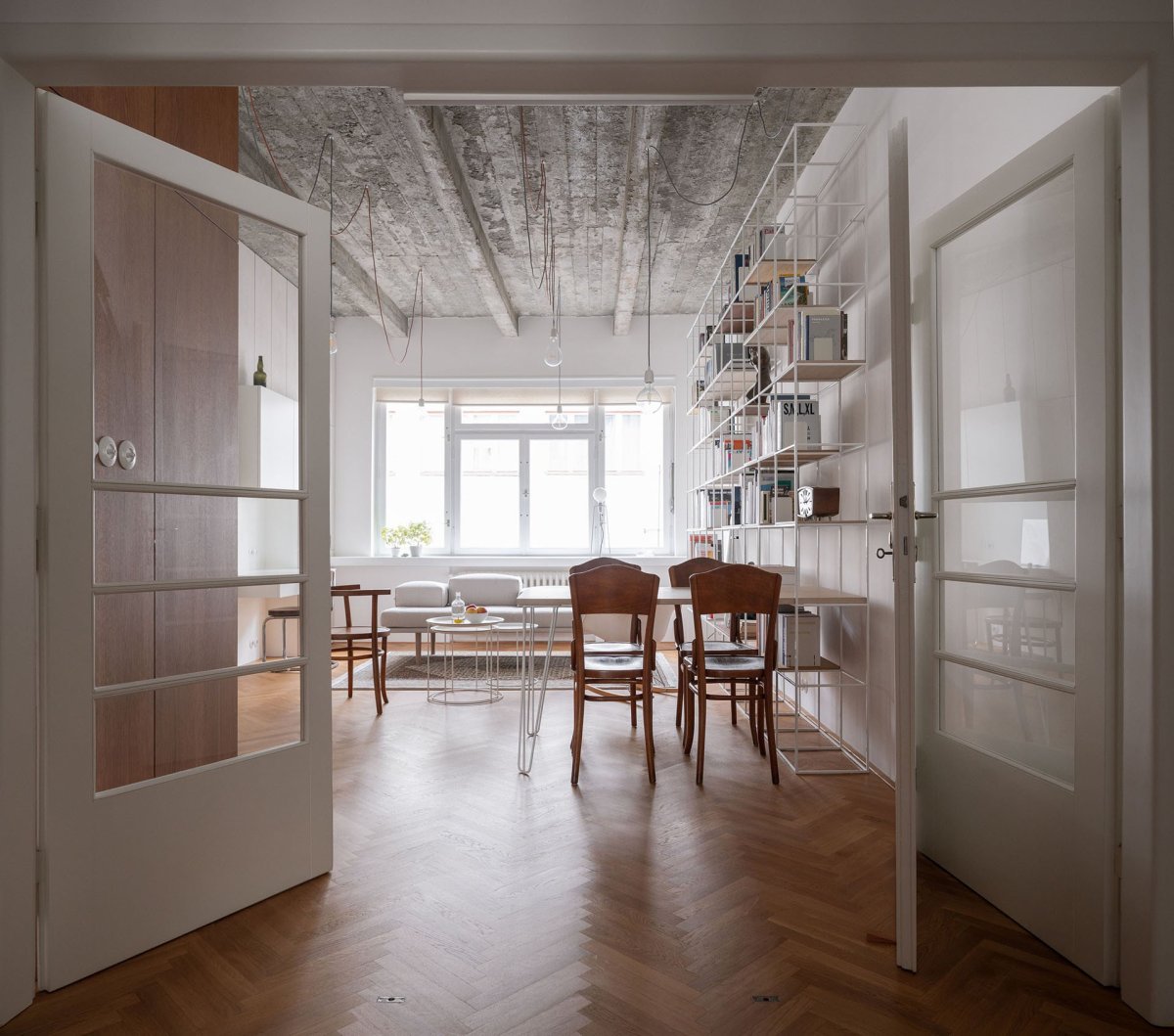 U stolu jsou tonetky po prarodičích. (Rekonstrukce funkcionalistického bytu v Praze, architekt Martin Čeněk)