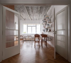 U stolu jsou tonetky po prarodičích. (Rekonstrukce funkcionalistického bytu v Praze, architekt Martin Čeněk)
