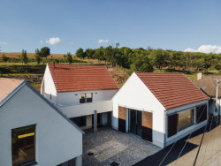 Obecní dům ve Skaličce u Tišnova od Soni Urbánkové