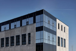 V pražských Čakovicích vyrostl nový polyfunkční objekt navržený Ateliérem stavebních konstrukcí