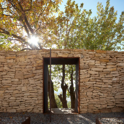 Degustační prostor Fibonacci, Marco Maio Architects: Směrem dolů ze svahu jsou do jedné z nich zasazené dveře, který mi se, pokud jsou otevřené, dá prohlédnout k Vltavě.