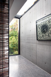 Denní světlo do domu vstupuje také skrze skleněné střešní prvky, foto