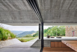 Rekonstrukce venkovského objektu doplněná betonovou přístavbou, Jordi Hidalgo Tané