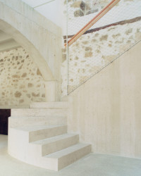 Španělské studio Ateinza Maure Arquitectos zrekonstruovalo starou stavbu ve Španělsku. Kamenný objekt nově slouží jako prázdninový dům