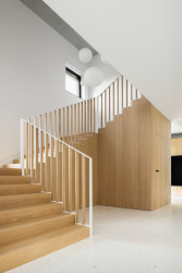 Rodinný dům v Záhorských sadech v Bratislavě, ARCHITEKTI mikulaj & mikulajova: Pohled do schodišťové haly