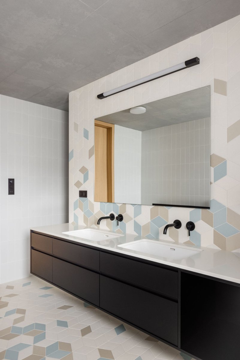 Rodinný dům v Záhorských sadech v Bratislavě, ARCHITEKTI mikulaj & mikulajova: Pohled do koupelny