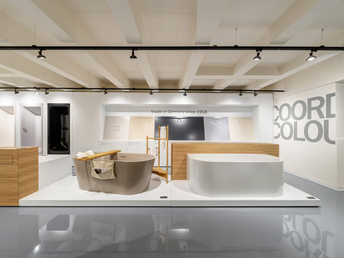 Nové koupelnové studio Hub in Bath v Karlíně vzniklo spojením čtyř výrobců sanitárních produktů.