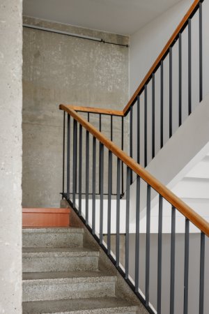 Na podlaze je původní teraco "italské kvality." (Rekonstrukce ubytovny v Košicích; Atrium Architekti)