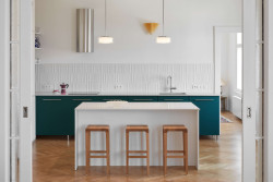 Byt se nachází ve vile ze 40. let a prošel rekonstrukcí, která ctí charakter architektury budovy. (Byt ve vile v Praze-Malvazinkách, Kateřina Hodková)