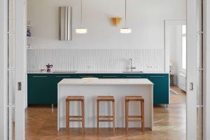 Byt se nachází ve vile ze 40. let a prošel rekonstrukcí, která ctí charakter architektury budovy. (Byt ve vile v Praze-Malvazinkách, Kateřina Hodková)