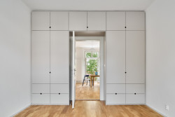 Byt Nusle, Amulet + T. Melková: Ložnici doplnila úložná skříň, která obestavěla dveře.