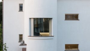 Vila byla zateplena a bíle omítnuta, byty zrekonstruovány a vybaveny vestavným nábytkem na míru. (Rekonstrukce a přístavba k vile v Praze-Vinohradech, PAPUNDEKL ARCHITEKTI)