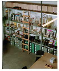 Hravost i ležérnost osvětlení Wireline naplno vyzní převážně v interiérech s vysokými stropy. (Od designerského dua Formafantasma pro Flos)