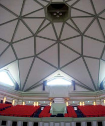 Obr. 4b: Tokijská škola Hoši, strop auly - foto