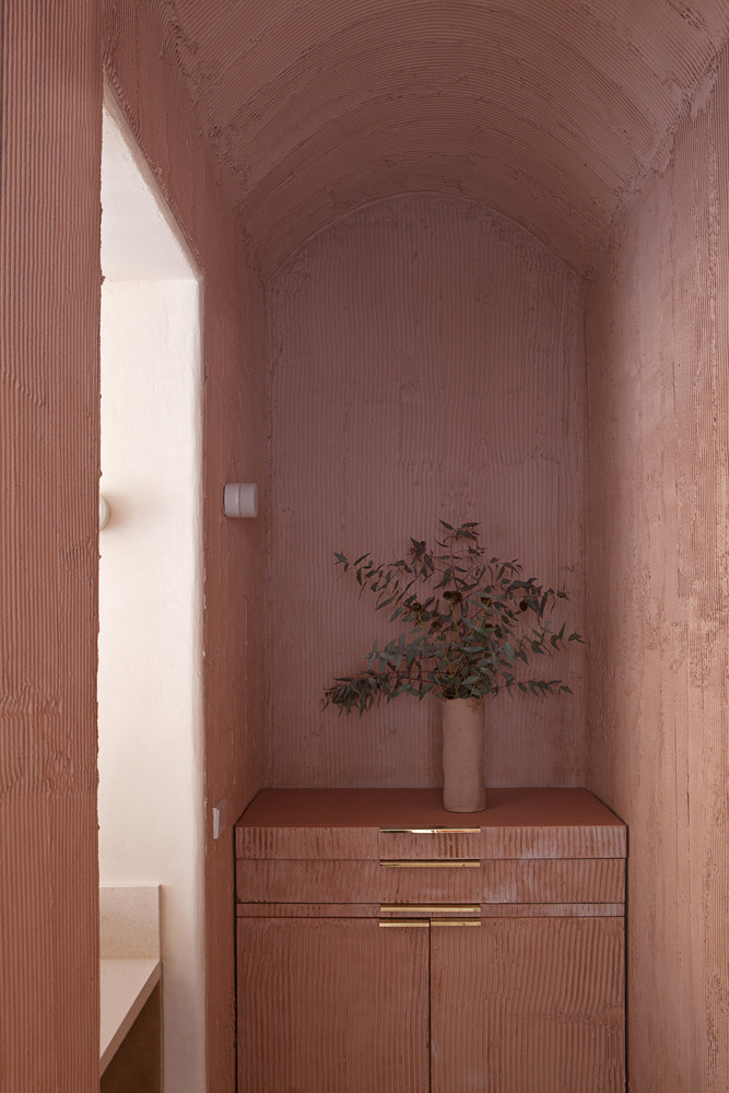 Pantone 17-1230 Mocha Mousse, barva roku 2025.