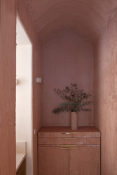 Pantone 17-1230 Mocha Mousse, barva roku 2025.