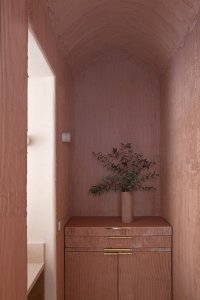 Pantone 17-1230 Mocha Mousse, barva roku 2025.