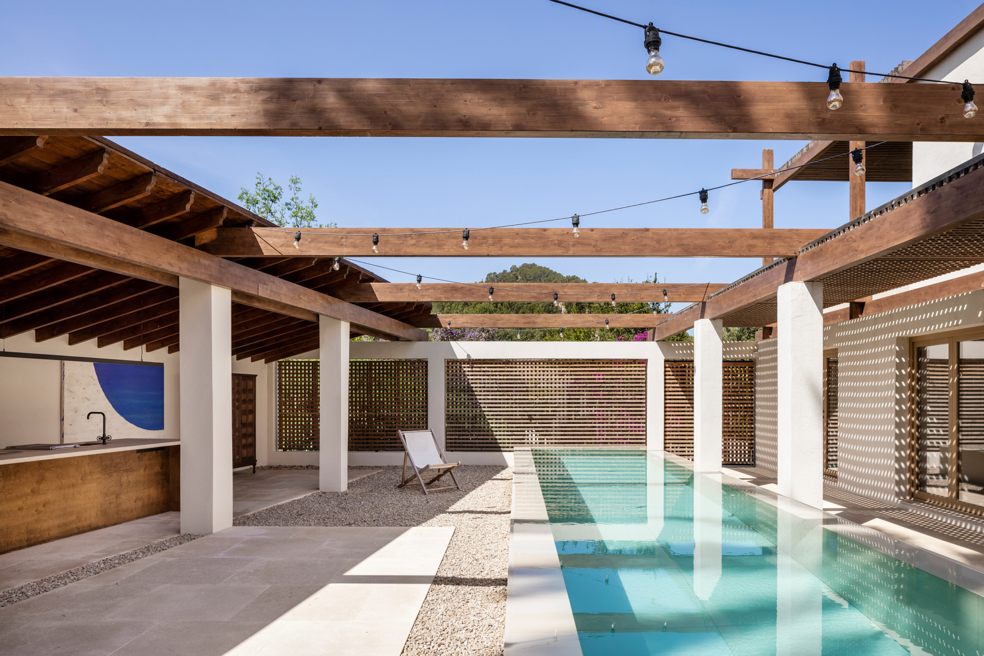 Nové dřevěné prvky mají stejnou barevnost jako staré. (Farma Sa Taronja, Beef architekti)