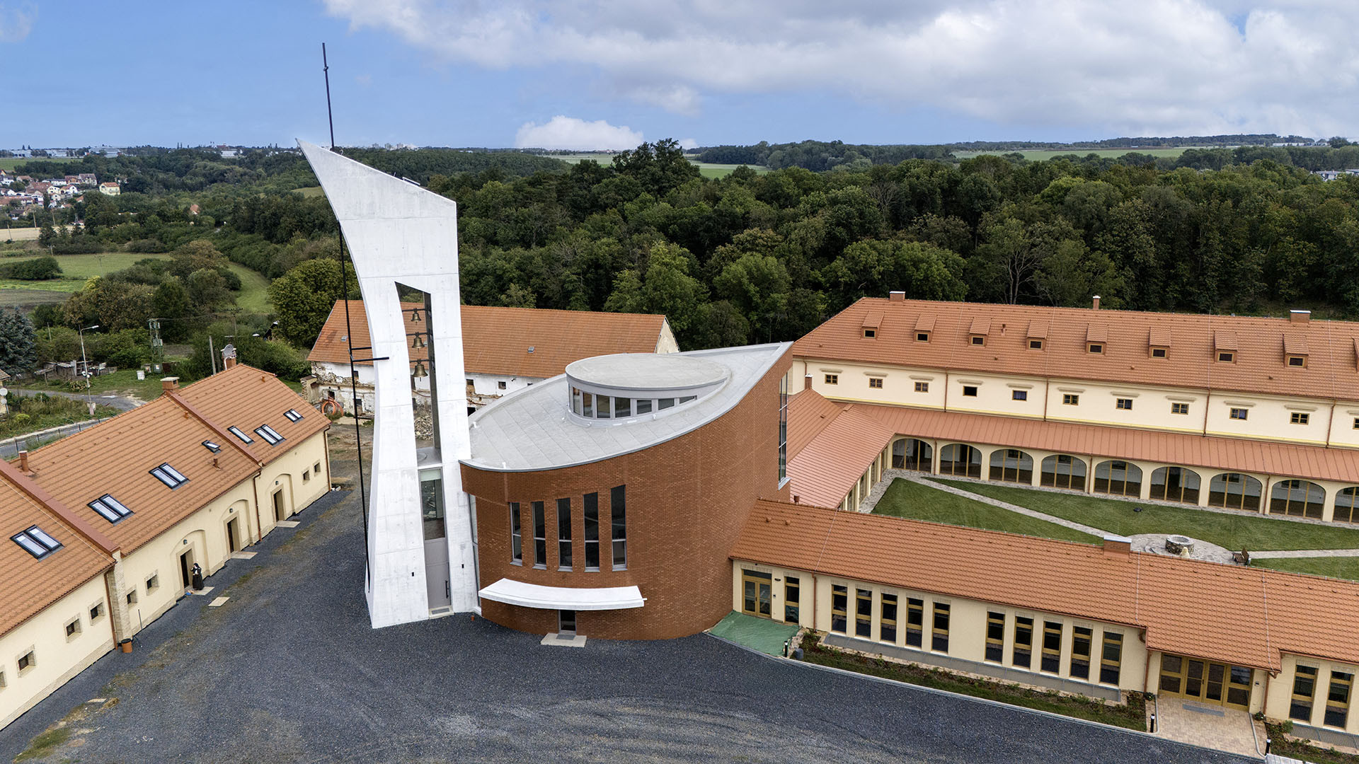 Komunita bosých karmelitek proměnila bývalý statek na klášter Karmel sv. Josefa.