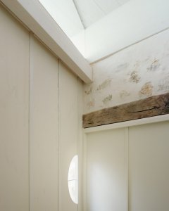 Španělské studio Ateinza Maure Arquitectos zrekonstruovalo starou stavbu ve Španělsku. Kamenný objekt nově slouží jako prázdninový dům