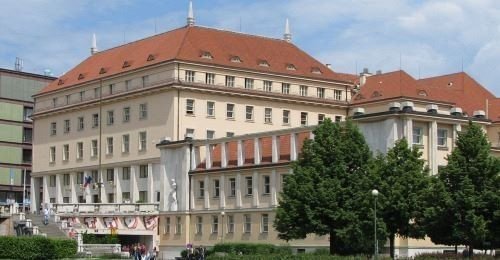 Budova ministerstva zdravotnictví pod pražskými Emauzy na nábřeží Vltavy