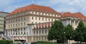 Budova ministerstva zdravotnictví pod pražskými Emauzy na nábřeží Vltavy