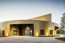 Multifunkční kulturní centrum v belgickém Kapellen obložené hliníkovými šablonami