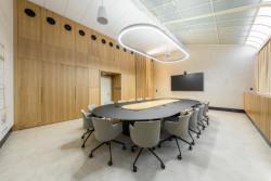 Oválný stůl doplňují konferenční křesla Melody Meeting od LD Seating, která odpovídají vysokým nárokům na design i funkčnost v reprezentativních prostorách tohoto typu. (Zasedací místnost Státní tiskárny cenin; JKH Architects)