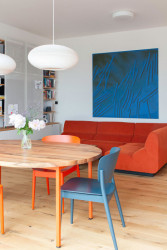 Obývací pokoj doplnily obrazy od umělkyně Bronislavy Orlické. (Interiér domu v Lysolajích, Amulet architekti)