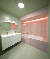 Koupelna je růžová, stejně jako další intimní prostory. (Rekonstrukce bytu v Holešovicích; B² Architecture)