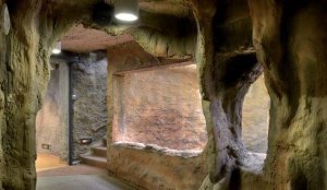 Tropický pavilon v ZOO Jihlava, interiér, vnitřní povrchy jsou z torkretovaného betonu – foto
