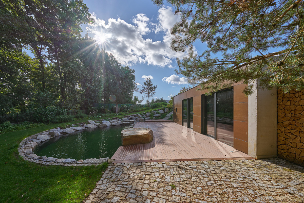Pohled do zahrady (Rodinná vila v Brně;  KYZLINK ARCHITECTS)